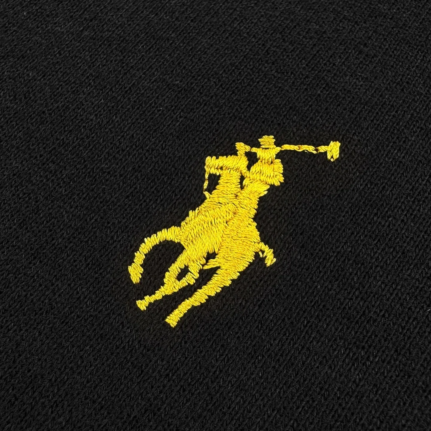 P350 Ralph Lauren Gold Label Pony Embroidered Half-Turtle Collar Sweatshirt. The original product was purchased for 1,690. The fabric is made of custom-made Yayun essence cotton velvet. It is soft and silky, comfortable and close to the skin. It is based on pure black tones. Plaid twill trim is on the neckline. It carries the elegance and retro of British style. The exquisite golden pony logo is embellished. It has its own focus and is fully recognizable. Simple and smooth lines outline the overall outline. The half-zip design is sublimated. Casual yet stylish, in the name of design, we create a new fashionable realm for sweatshirts, using imported machine embroidery technology. We use advanced computer control systems and precision mechanical components to achieve pony logo embroidery operations with high precision. The lines are smooth and delicate, and the fabrics have been washed. It has a better hand feel and texture. It is not easy to deform, shrink or fade, and maintains long-term beauty. Size:S-M-L-XL